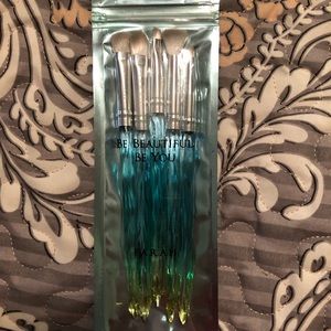 NIP! FARAH Eye Brushes, Total of 5, Blue Handles